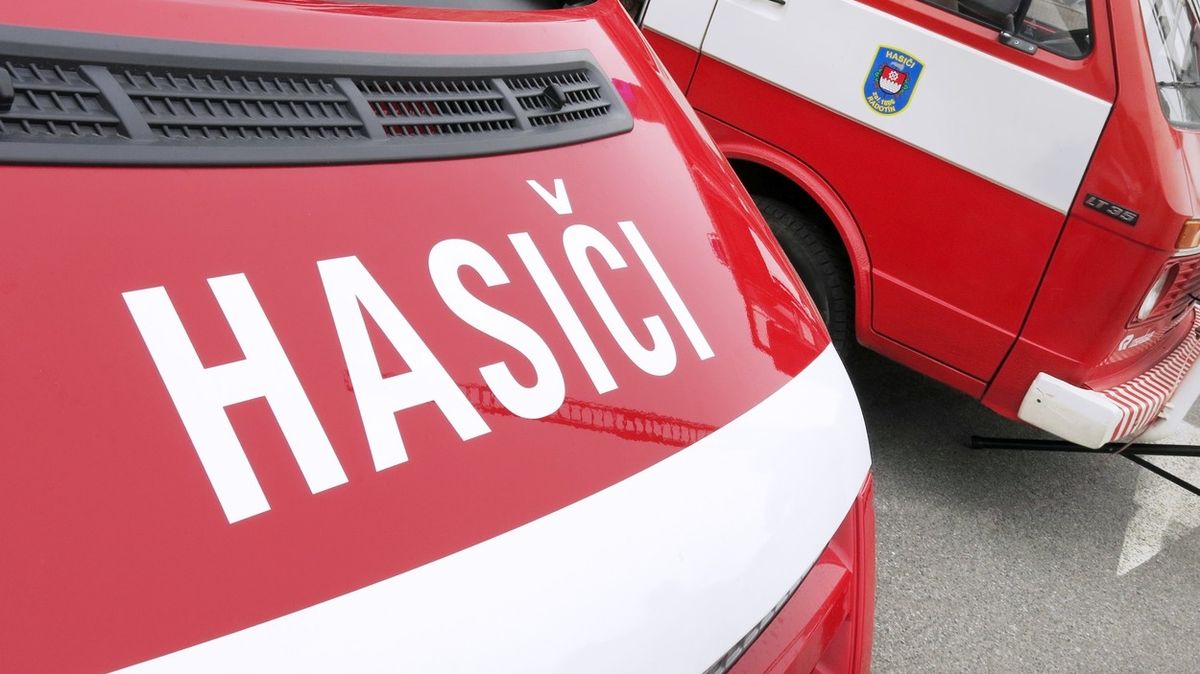 Po nehodě osobního automobilu na Plzeňsku uhořel řidič